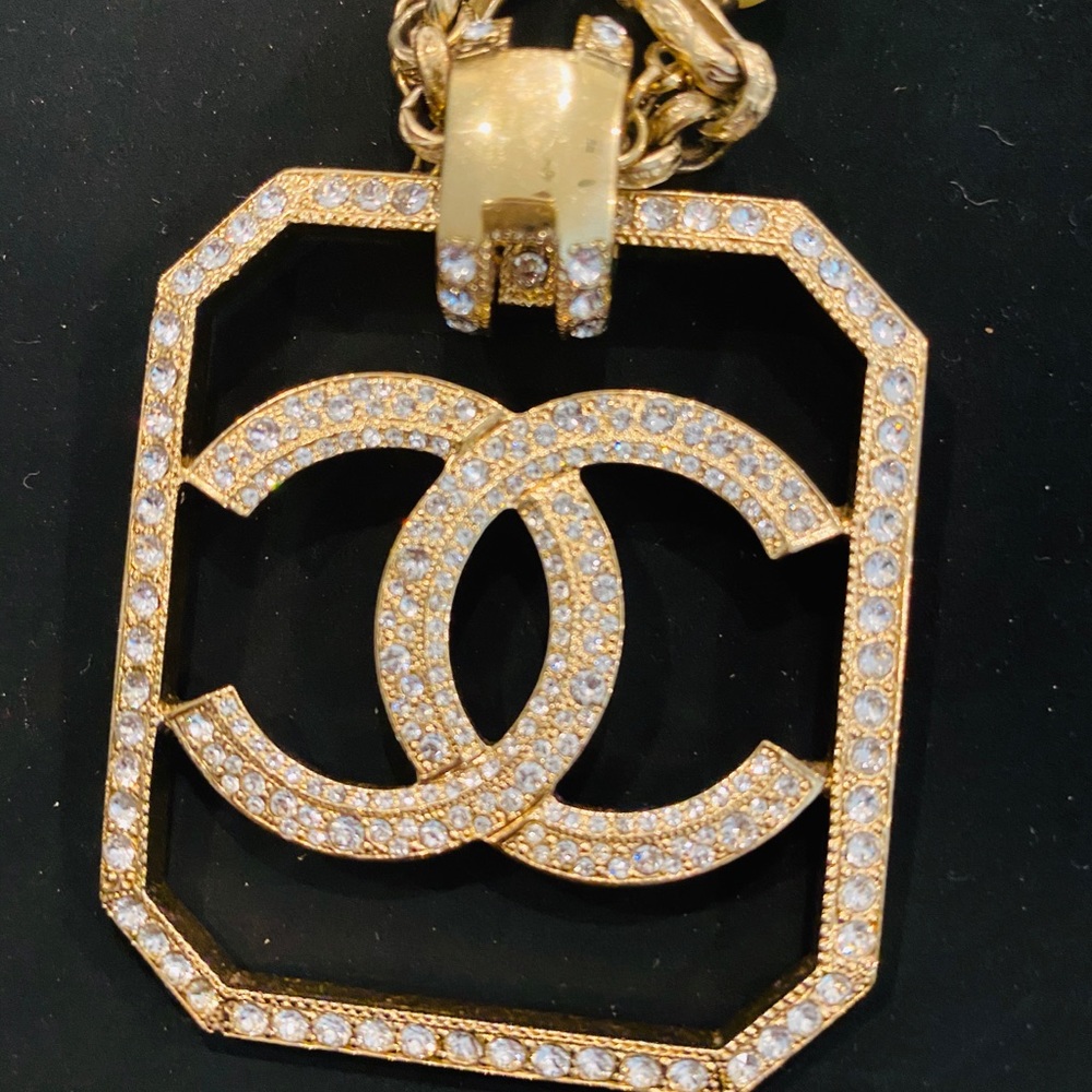 💓Sold💓Chanel medallion necklace with Pearl chain - Picture 6 of 7